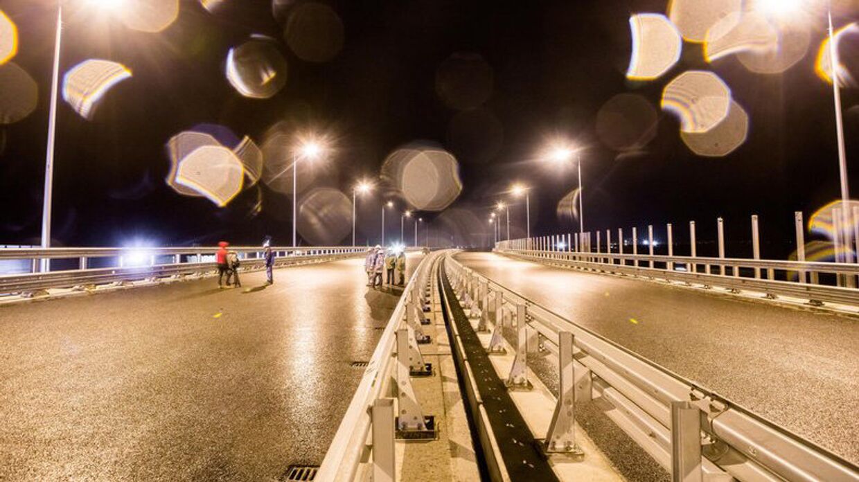 Тестовое включение наружного освещения на Крымском мосту. 2 апреля 2018
