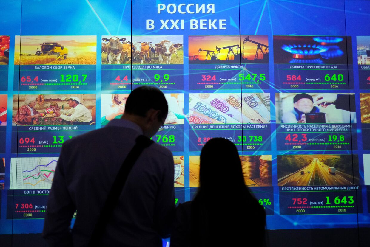 Посетители у стенда Россия в XXI веке на выставке Россия, устремленная в будущее в Центральном Манеже в Москве