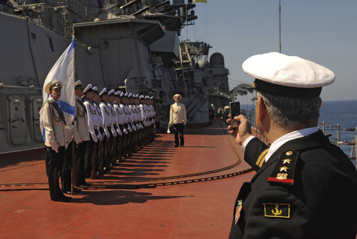 Матросы тяжелого атомного ракетного крейсера Петр Великий на церемонии встречи официальной делегации в порту сирийского города Тартус