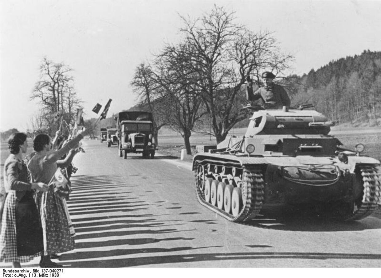 Жители Австрии встречают германские войска, 1938 год