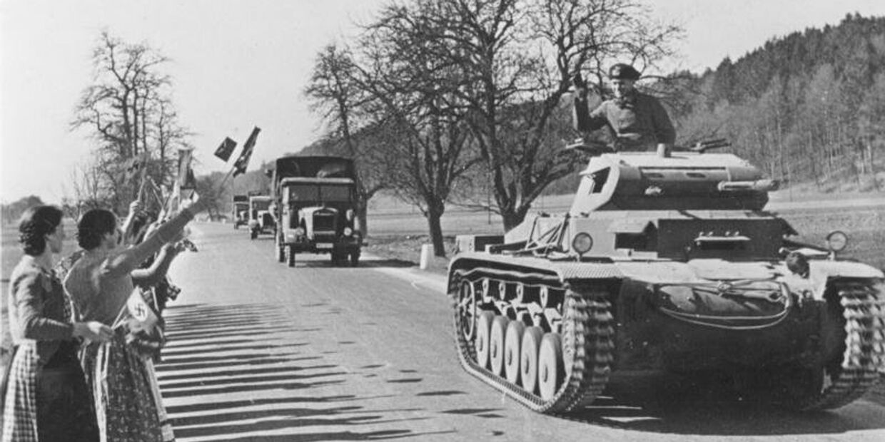 Жители Австрии встречают германские войска, 1938 год