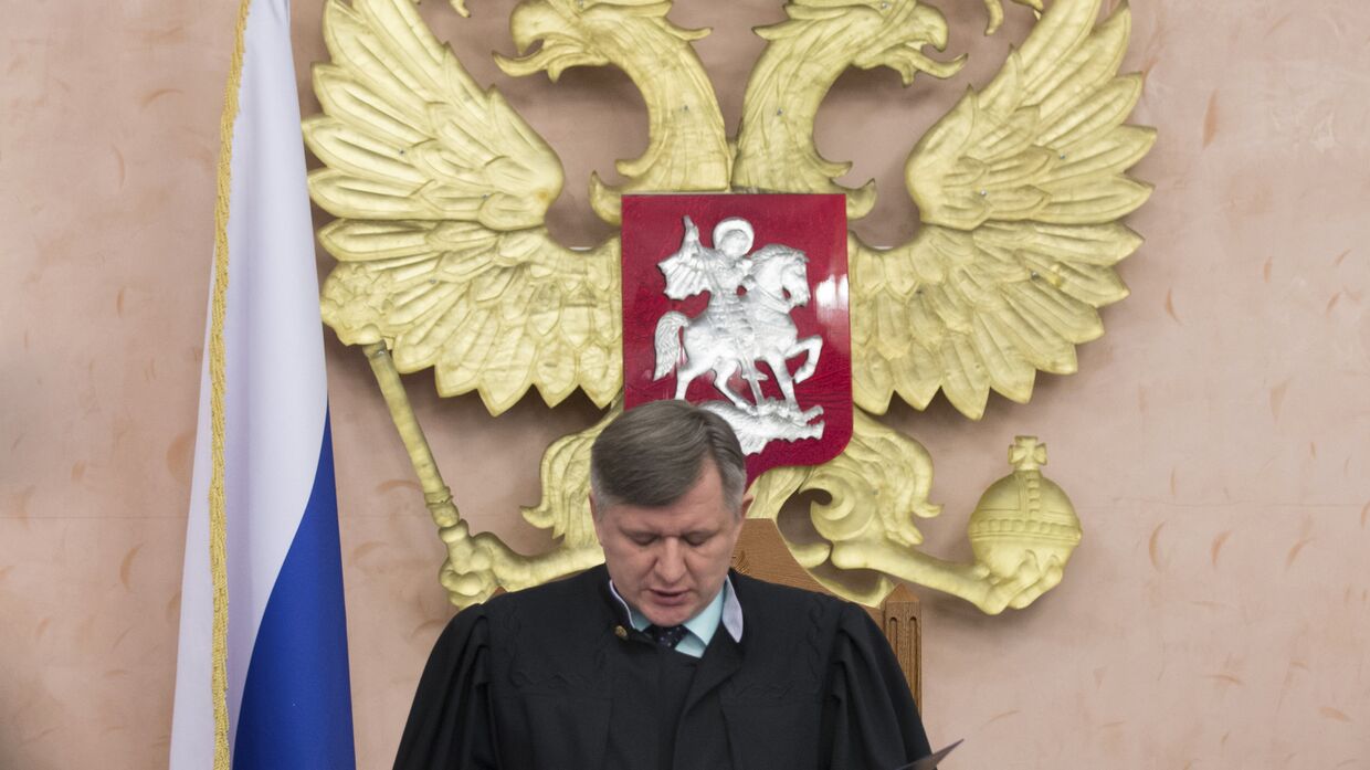 Судья Верховного Суда России Юрий Иваненко зачитывает решение о апрете «Свидетелей Иеговы*» на территории РФ