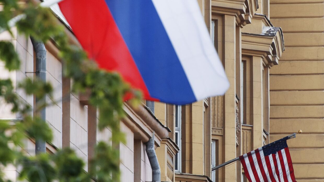 Государственные флаги России и США на здании американского посольства в Москве