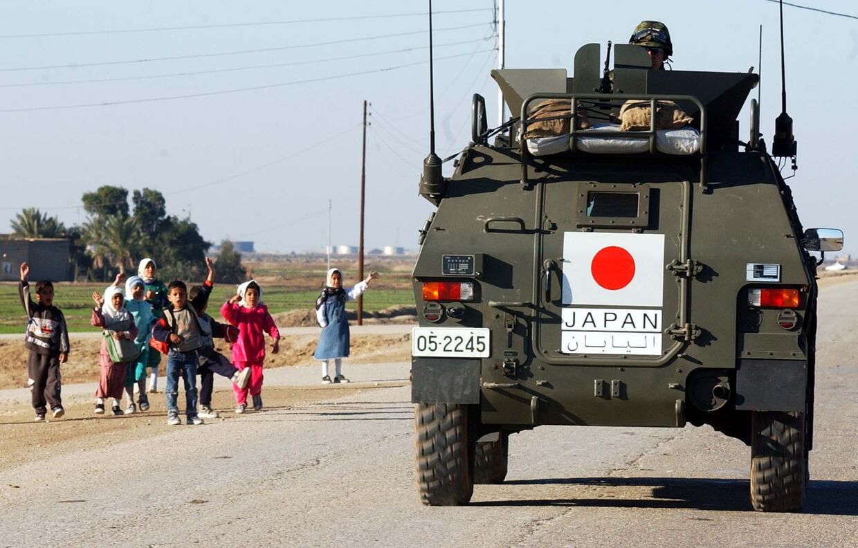 Солдаты японской армии покидают военную базу в Самаве, Ирак