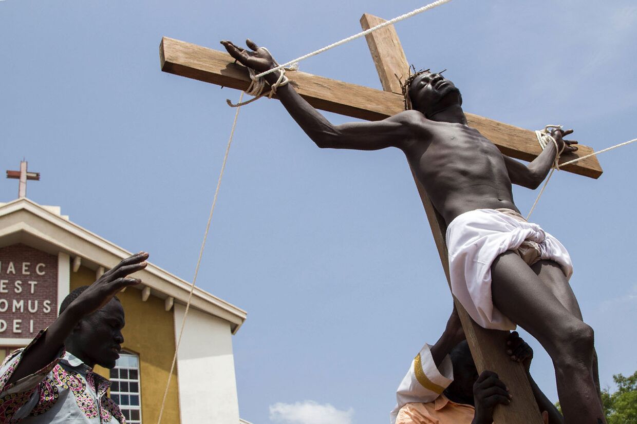 Христиане Южного Судана изображают сцену возведения Иисуса Христа на крест в Джубе