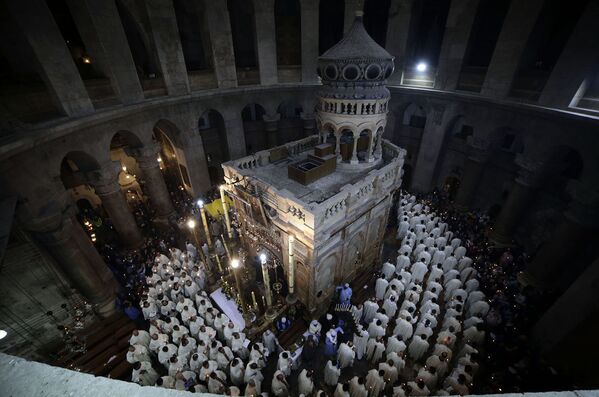 Католическое духовенство участвует в шествии, посвященном «Омовению ног»