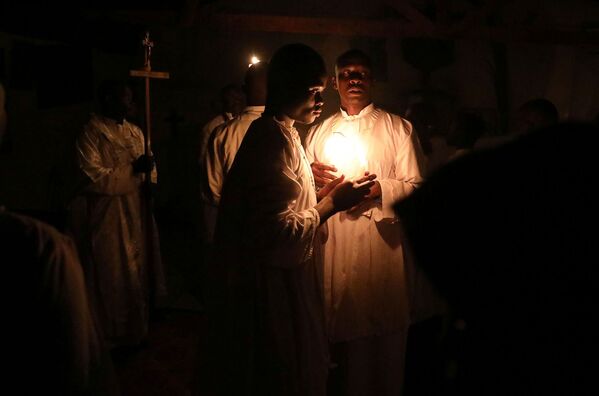 Прихожане молятся на Пасху в церкви африканского миссионерского движения «Легион Марии»