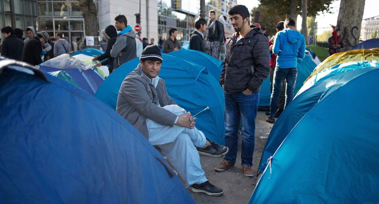 Мужчины в лагере беженцев в Париже