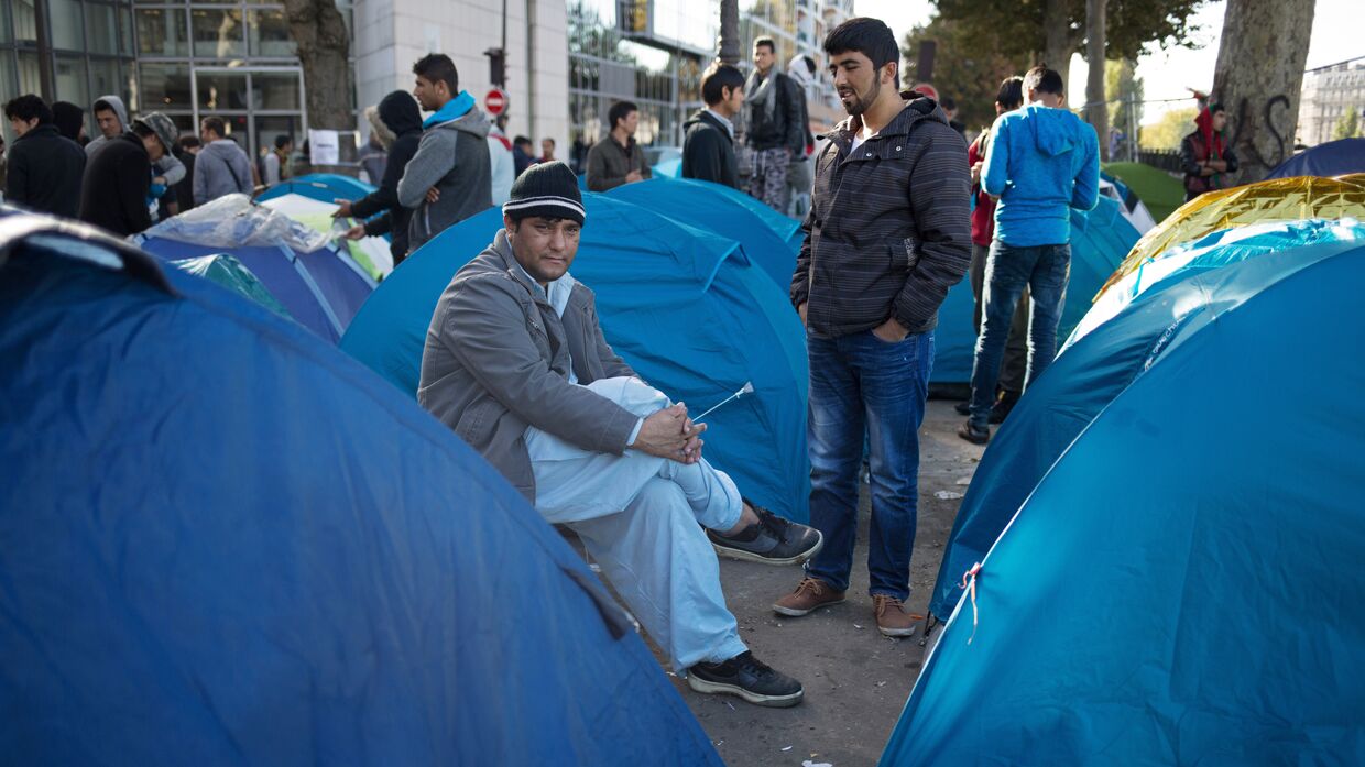 Мужчины в лагере беженцев в Париже