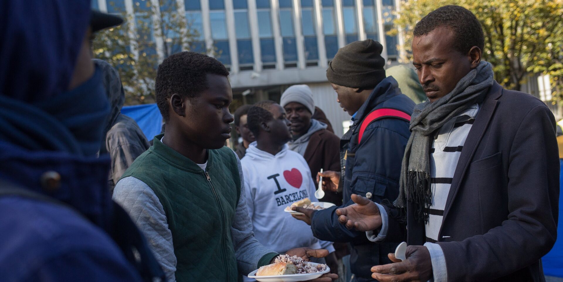 Раздача еды в лагере мигрантов в районе Сталинград в Париже - ИноСМИ, 1920, 21.08.2025