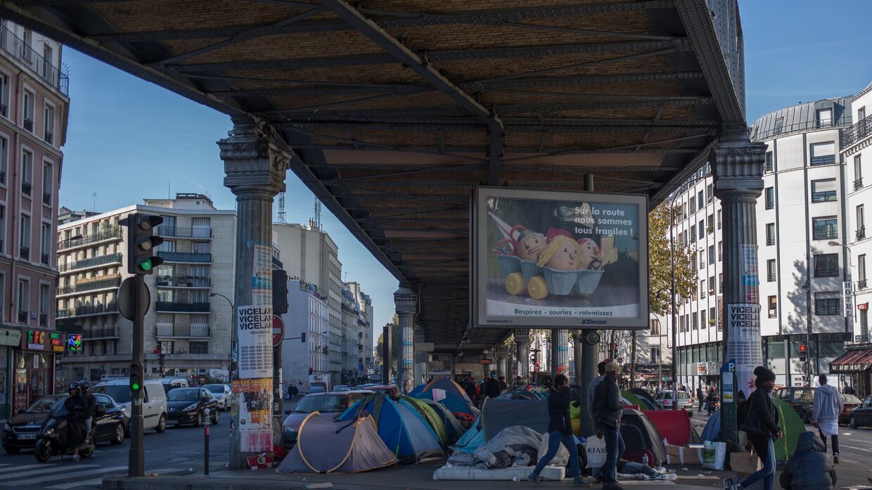 Палаточный лагерь мигрантов в Париже