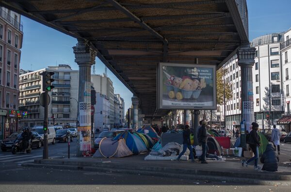 Палаточный лагерь мигрантов в Париже Палаточный лагерь мигрантов в Париже