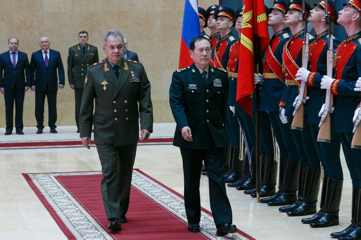 Министр обороны РФ Сергей Шойгу и министр обороны КНР Вэй Фэнхэ во время встречи в Москве