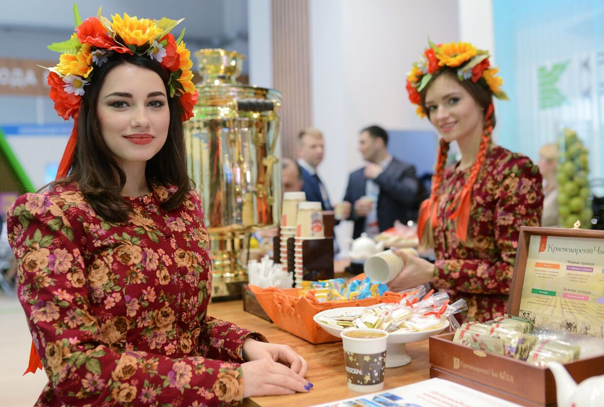 Девушки у стенда Краснодарского края на выставке Российского инвестиционного форума в Сочи