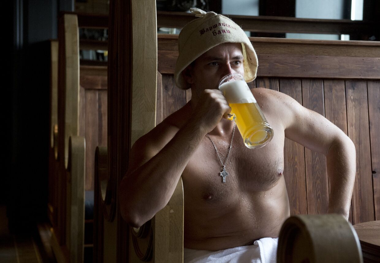 Посетитель отдыхает после процедур в Варшавских общественных банях в Москве