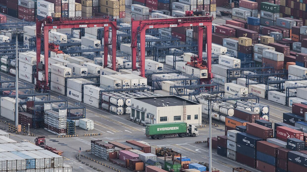 Морские контейнеры в порту Яншань в Шанхае
