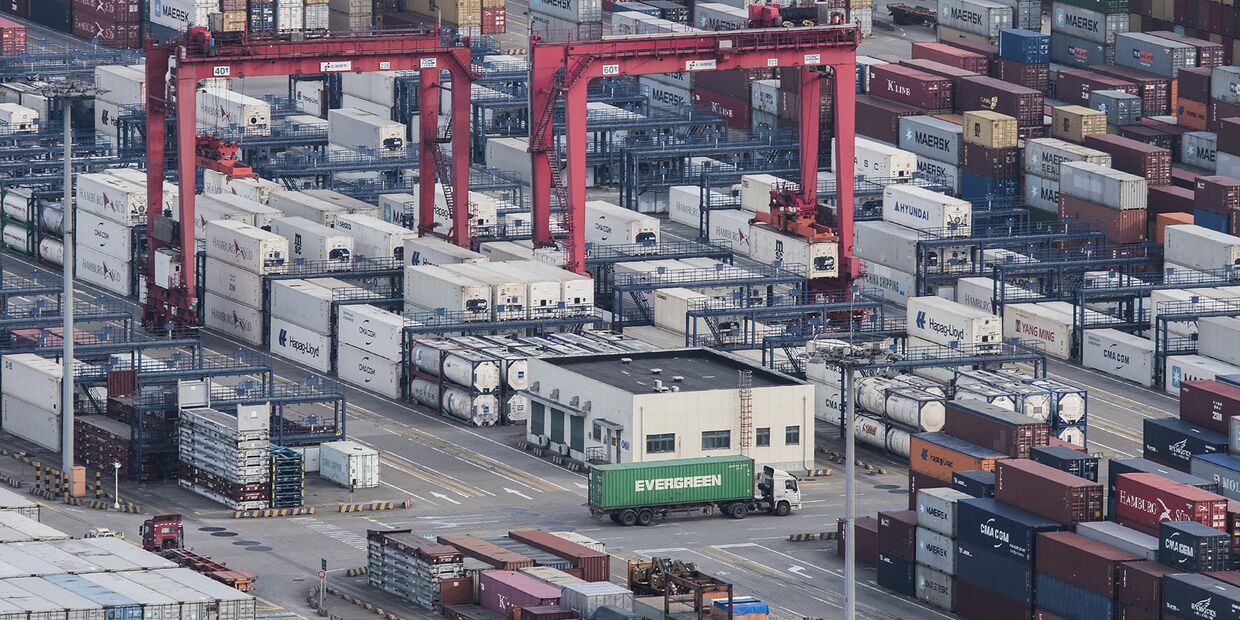 Морские контейнеры в порту Яншань в Шанхае