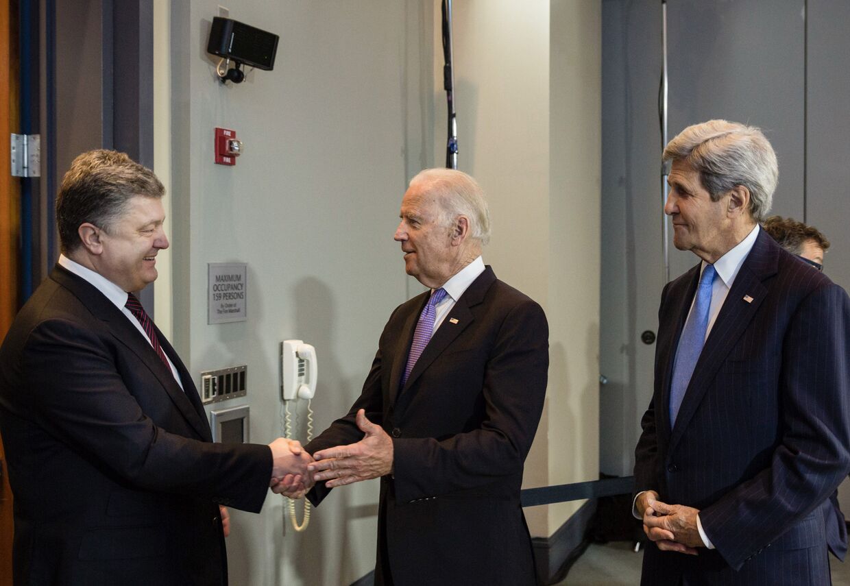 Президент Украины Петр Порошенко, вице-президент США Джозеф Байден и государственный секретарь США Джон Керри во время встречи в Вашингтоне. 2016 год