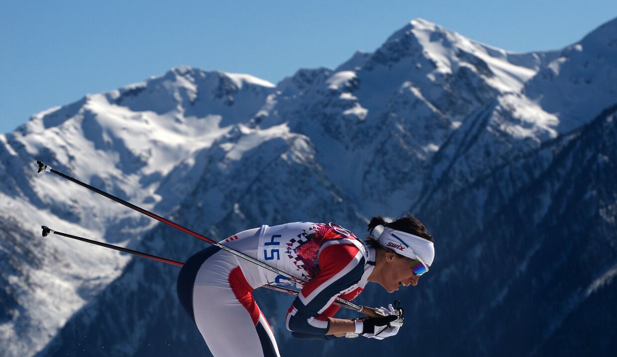Марит Бьерген (Норвегия) на дистанции индивидуальной гонки в соревнованиях по лыжным гонкам среди женщин на XXII зимних Олимпийских играх в Сочи.