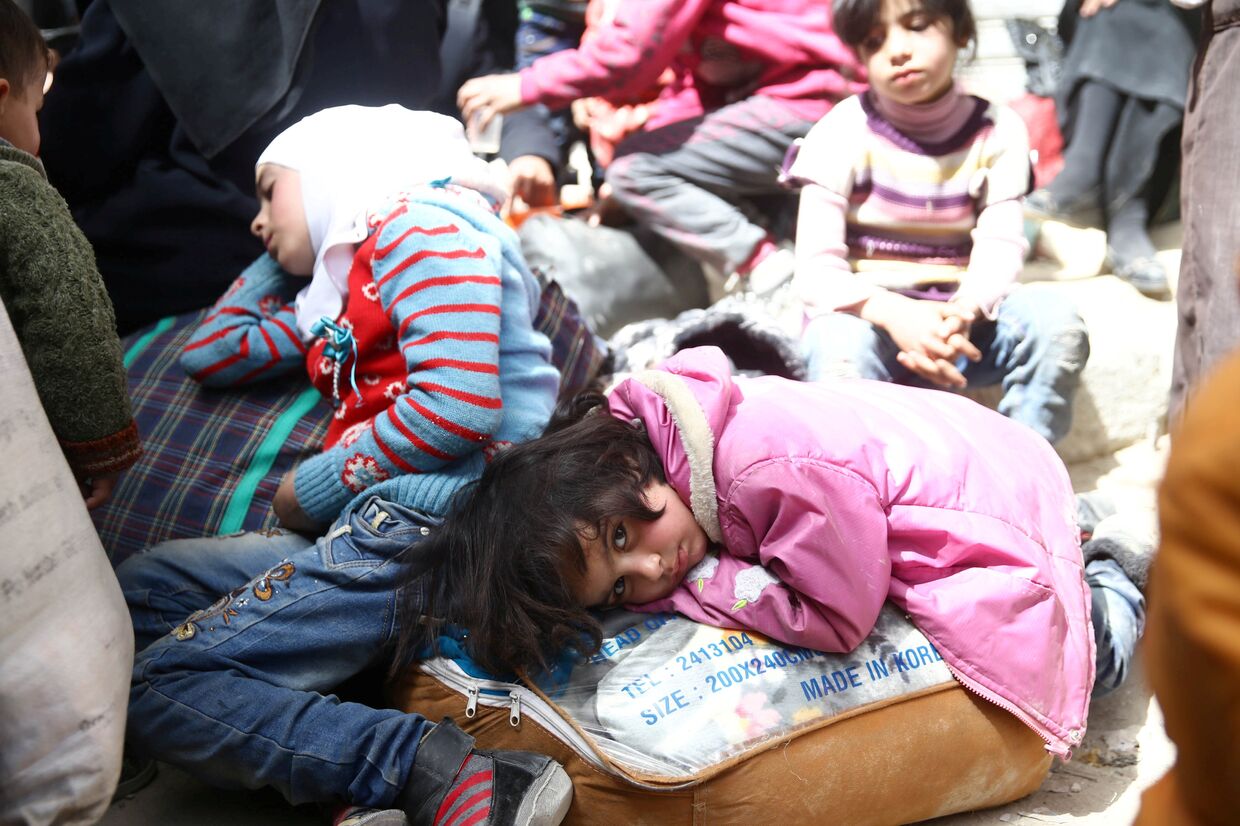 Дети во время эвакуации из Думы, Восточная Гута, Сирия