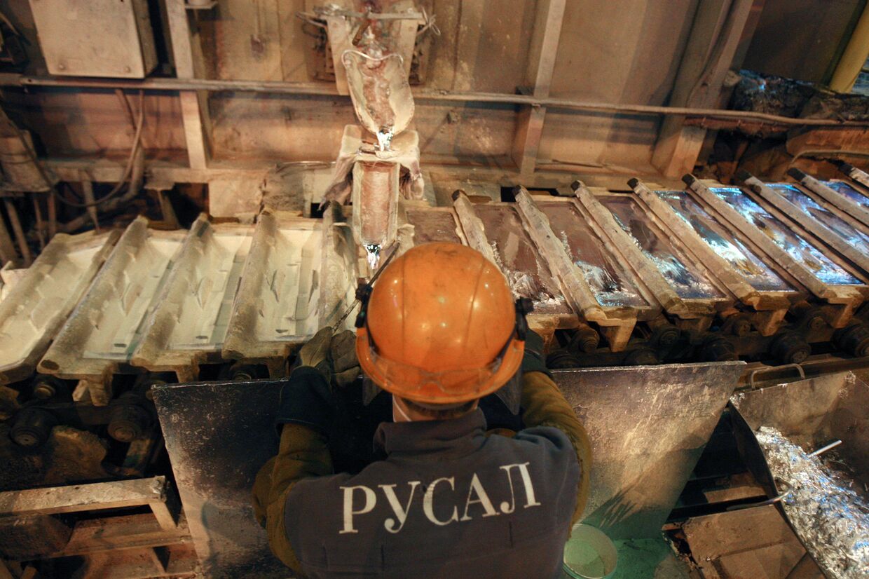 Рабочий в литейном цехе Саяногорского алюминиевого завода компании РУСАЛ
