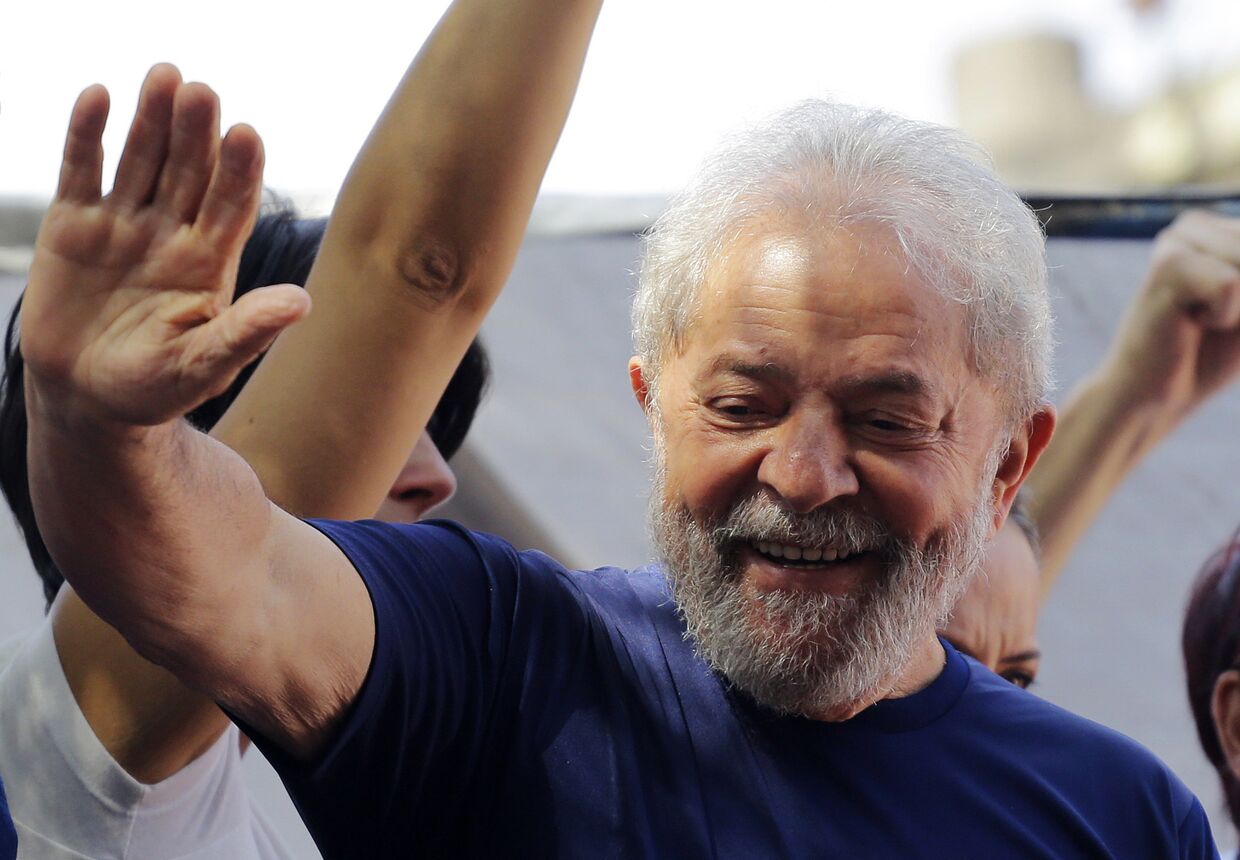 Экс-президент Бразилии Луис Инасиу Лула да Силва покинул свое укрытие в здании профсоюза металлургов в городе Сан-Бернарду-ду-Кампу. 7 апреля 2018