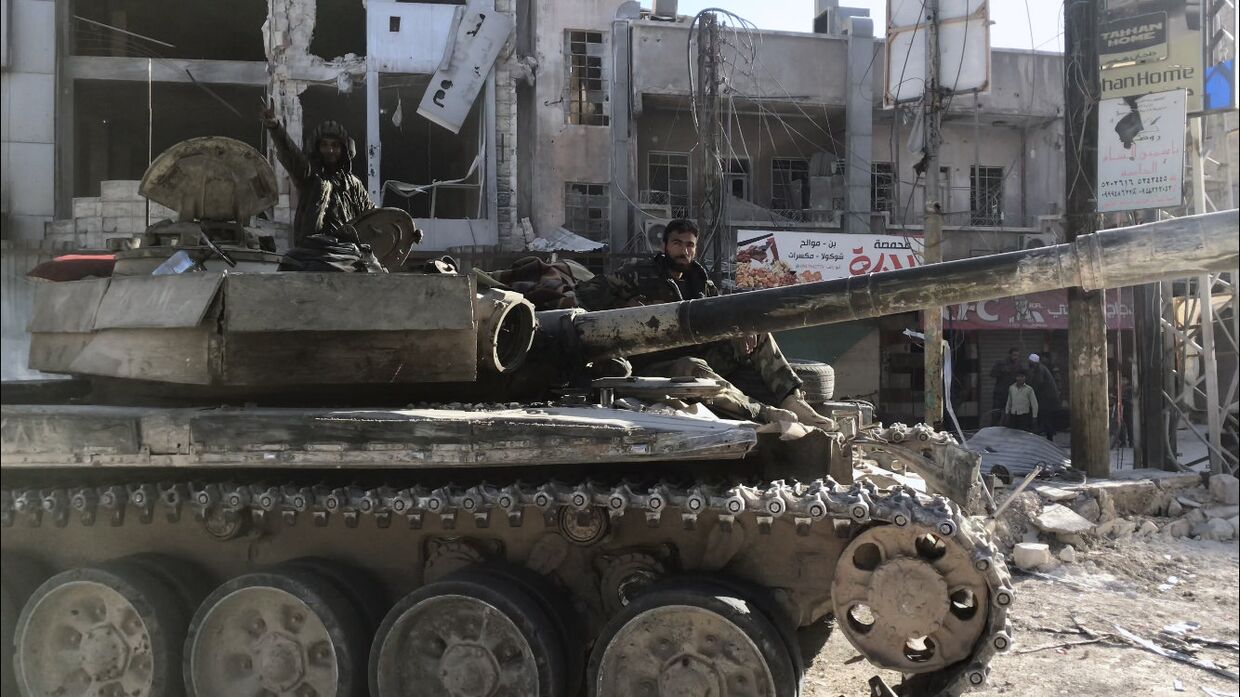 Бронетехника сирийской армии в освобожденном населенном пункте Кафр-Батна в восточной Гуте. 20 марта 2018