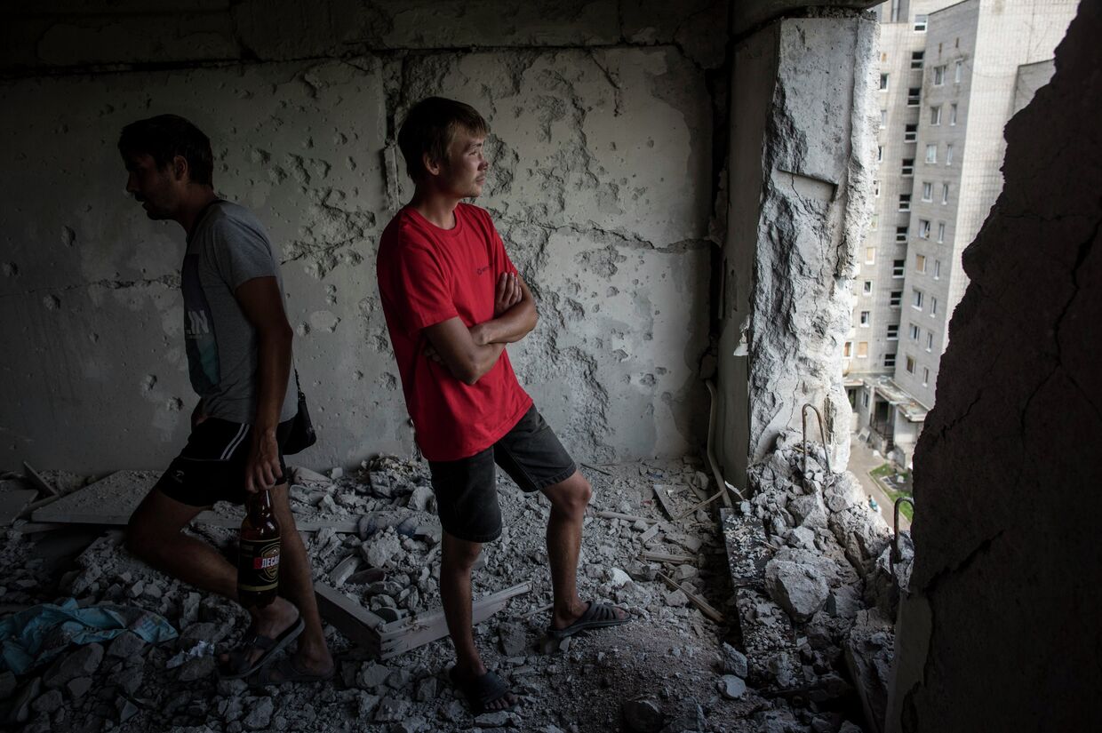 Жители Авдеевки в разрушенной в результате обстрела квартире