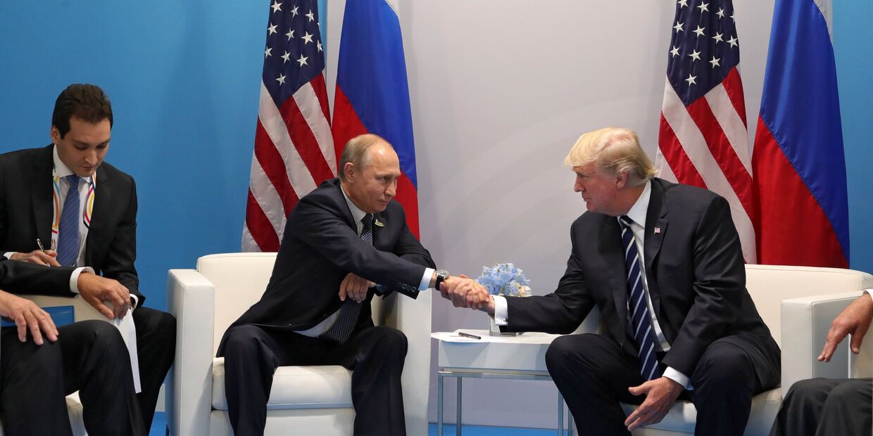 Владимир Путин и Дональд Трамп во время встречи