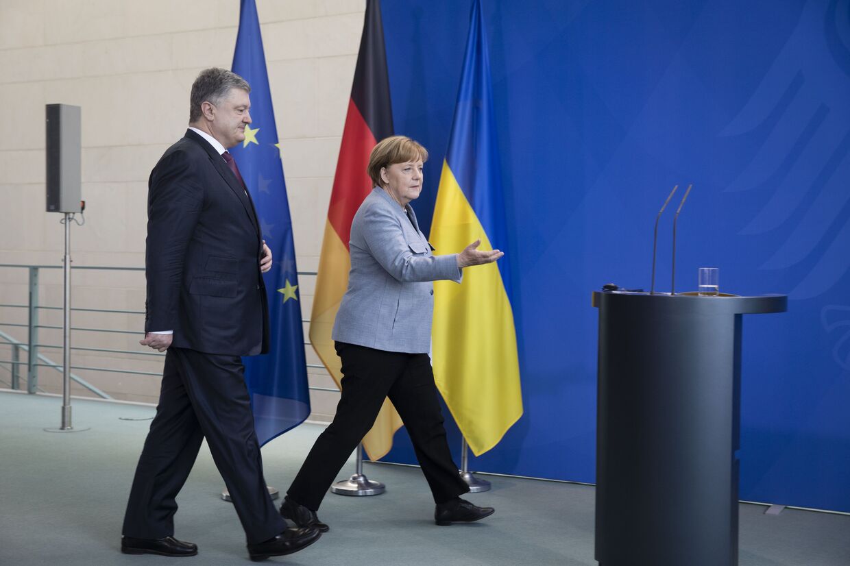 Президент Украины Петр Порошенко и канцлер Германии Ангела Меркель во время совместной пресс-конференции по итогам встречи в Берлине. 10 апреля 2018
