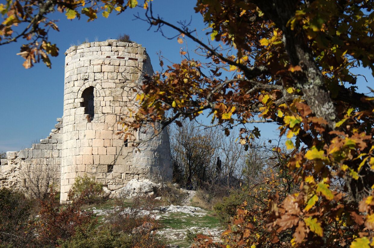 Руины крепости на скалистом мысе Кале-Бурун (Бурун-Кая) массива Курушлю в Бахчисарайском районе Крыма