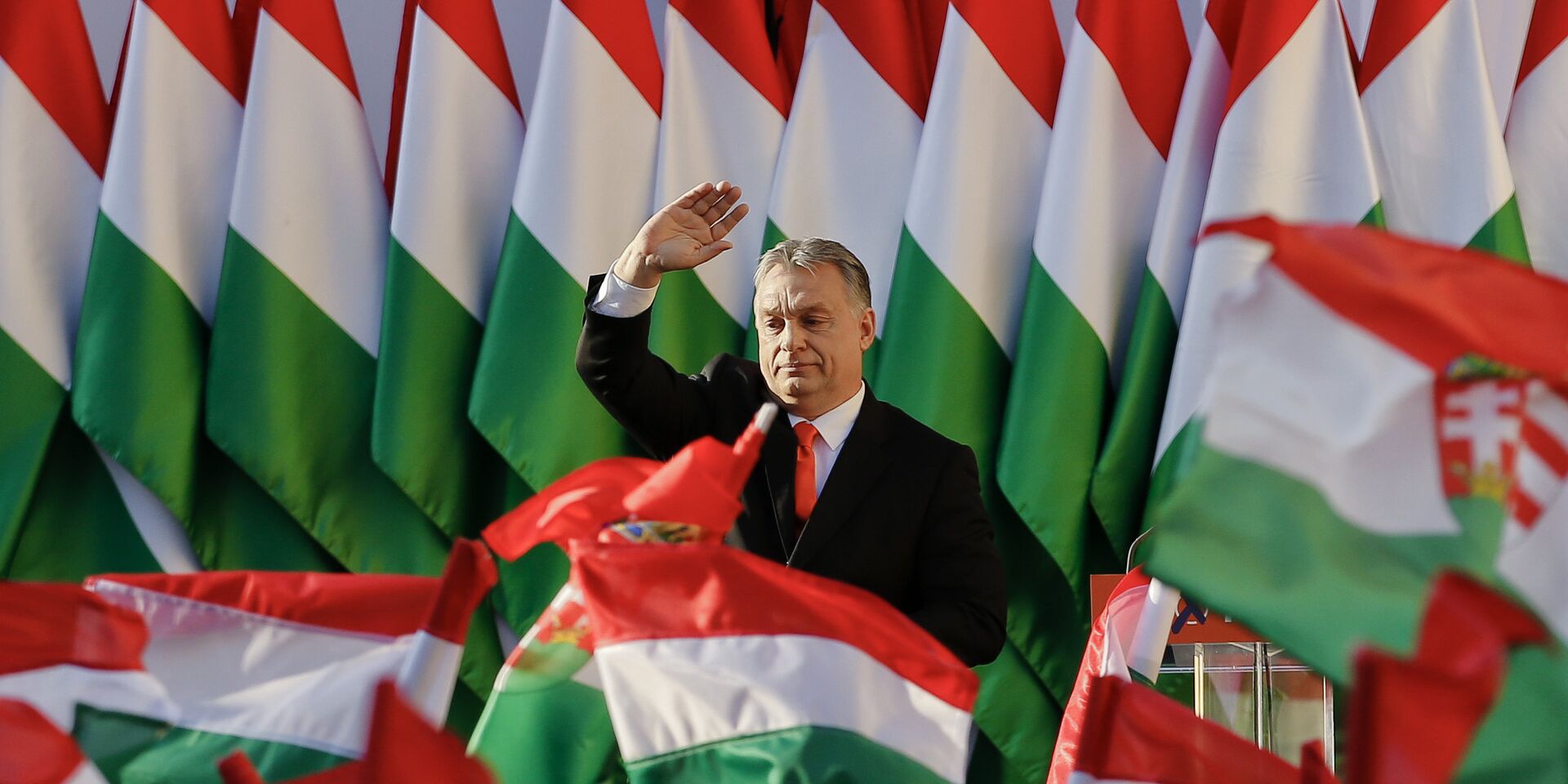  Премьер-министр Виктор Орбан машет избирателям - ИноСМИ, 1920, 19.05.2022