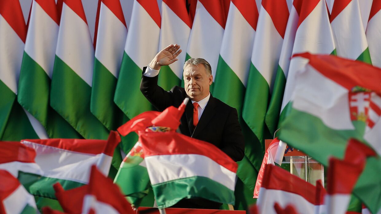  Премьер-министр Виктор Орбан машет избирателям