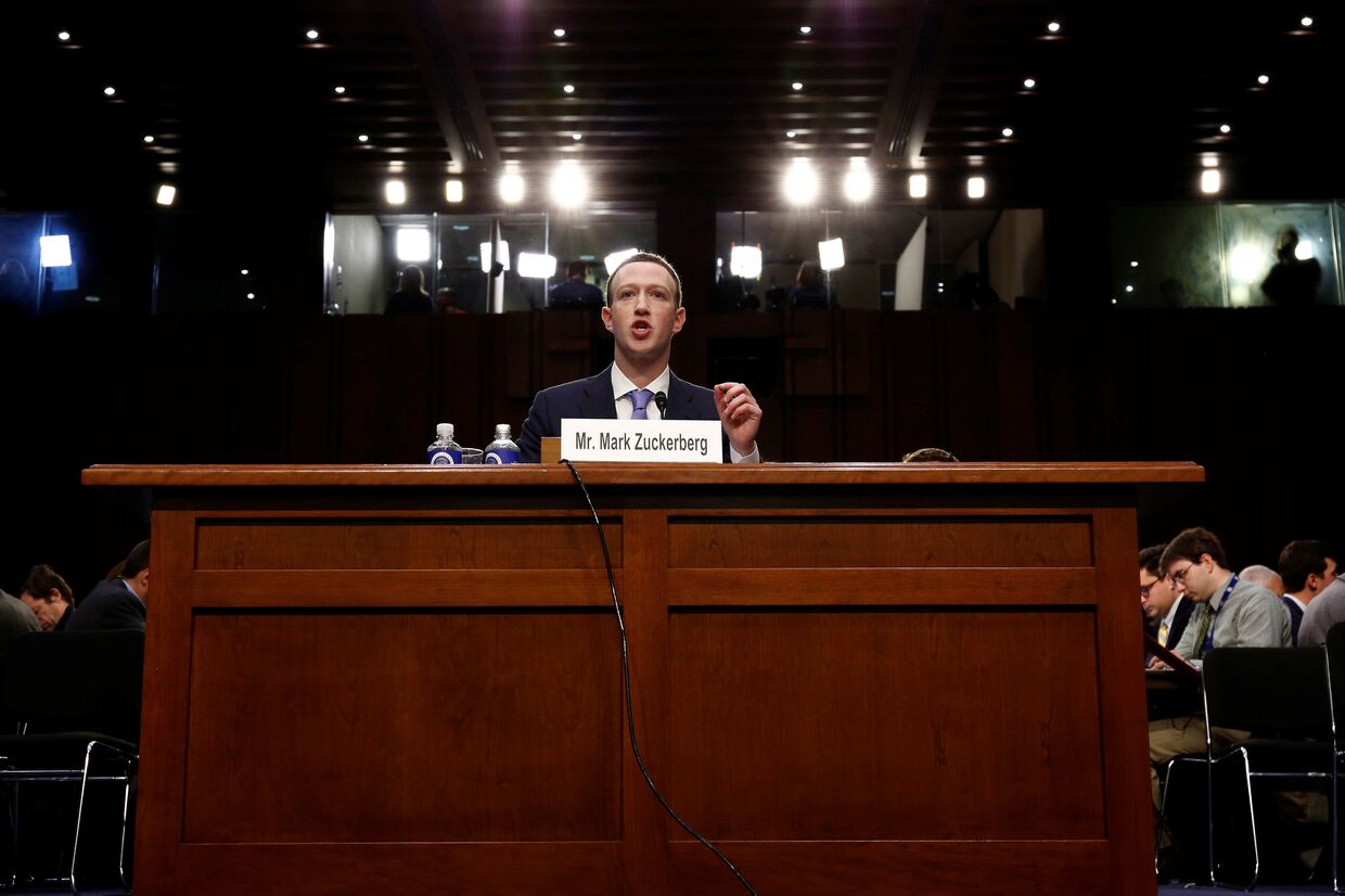 Генеральный директор «Фейсбука» Марк Цукерберг выступает перед Сенатом США