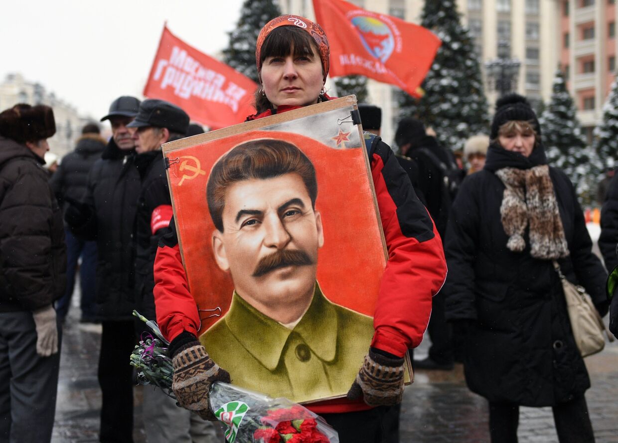 Женщина перед началом церемонии возложения цветов к могиле Сталина. 5 марта 2018