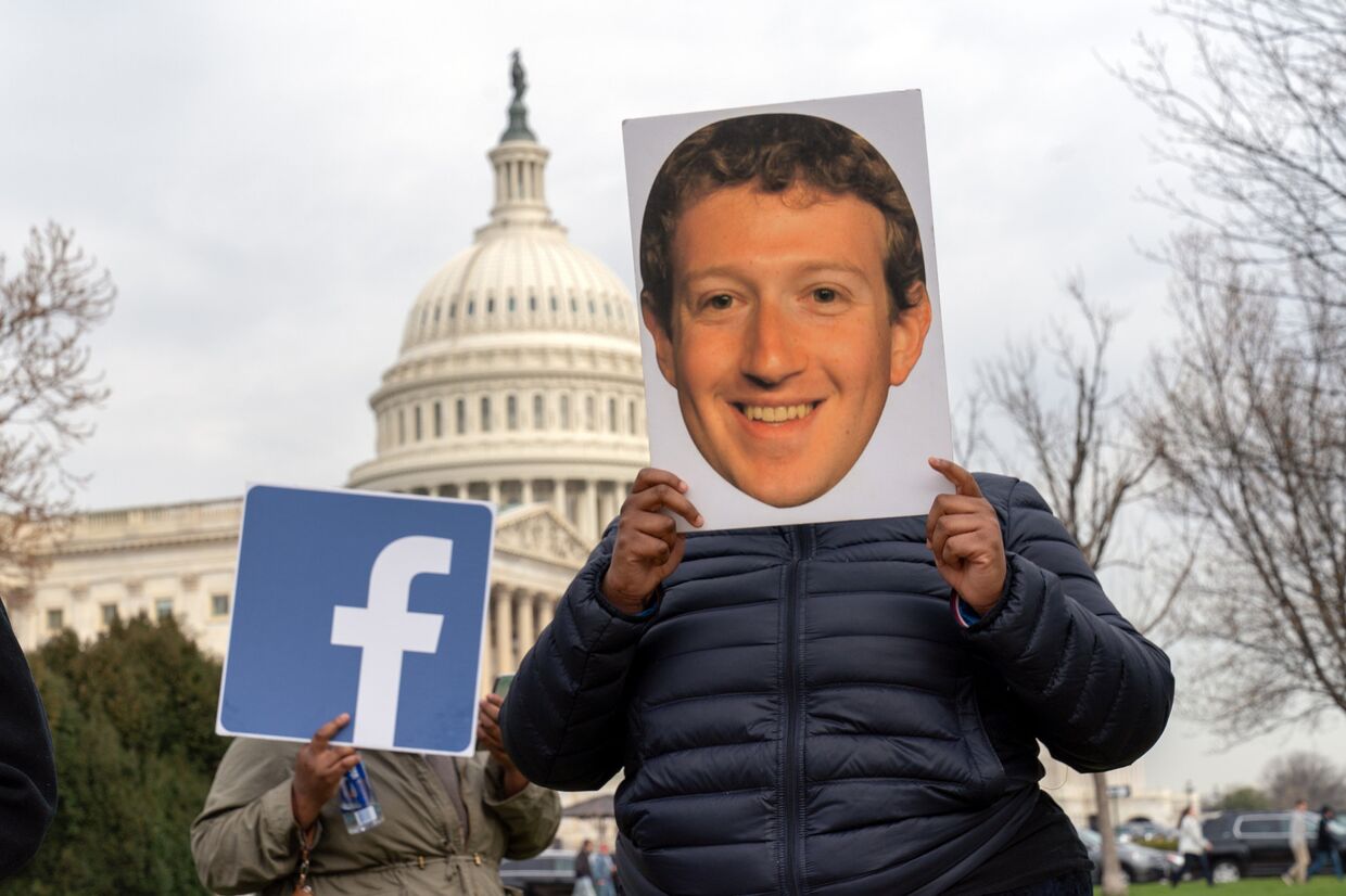 Протестующий с гигантской головой Марка Цукербергера, Вашингтон