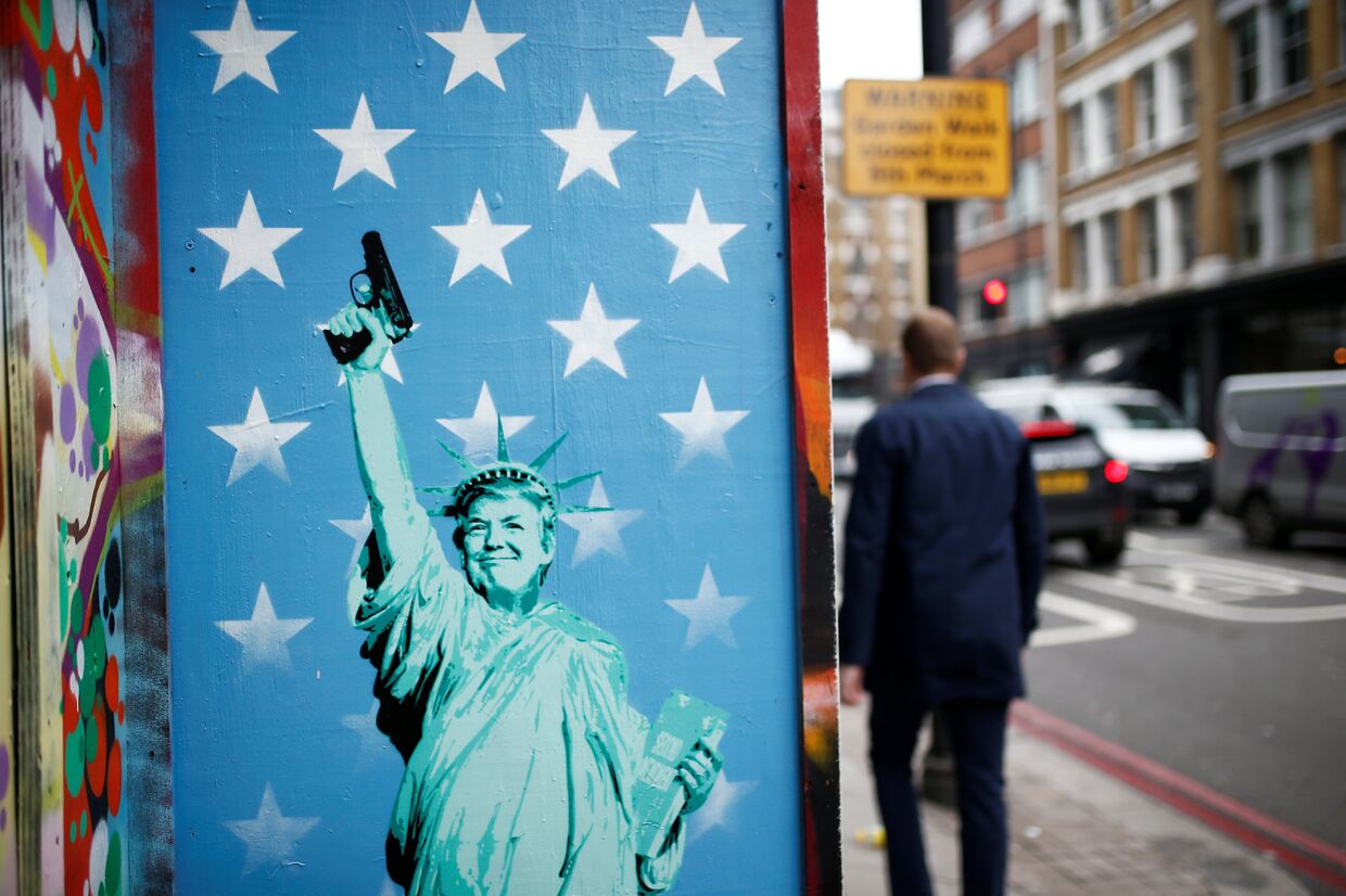 Граффити на улице Лондона, изображающее президента США Дональда Трампа в виде Статуи свободы с пистолетом