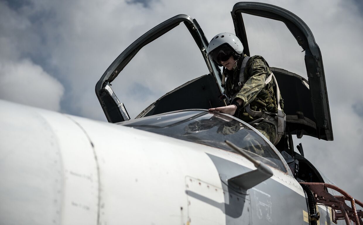 Российский фронтовой бомбардировщик Су-24 готовится к вылету с авиабазы Хмеймим в сирийской провинции Латакия. Архивное фото