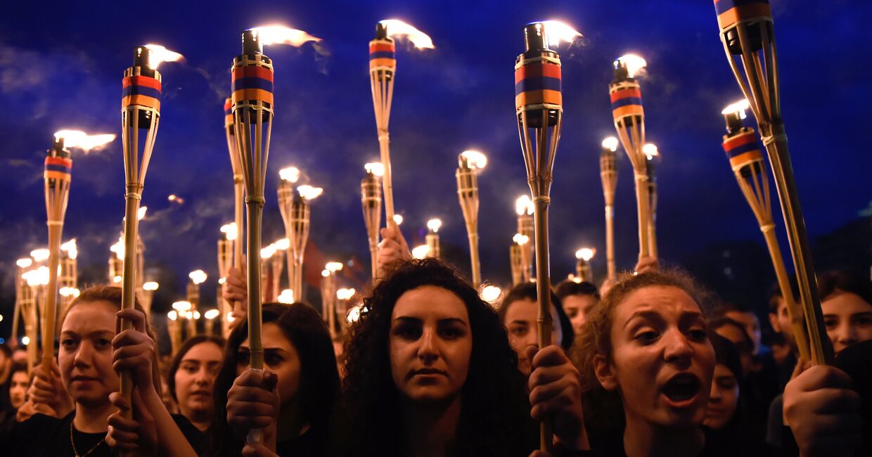 Участники факельного шествия, посвященного памяти жертв геноцида армян в Османской империи 1915 года, в Ереване