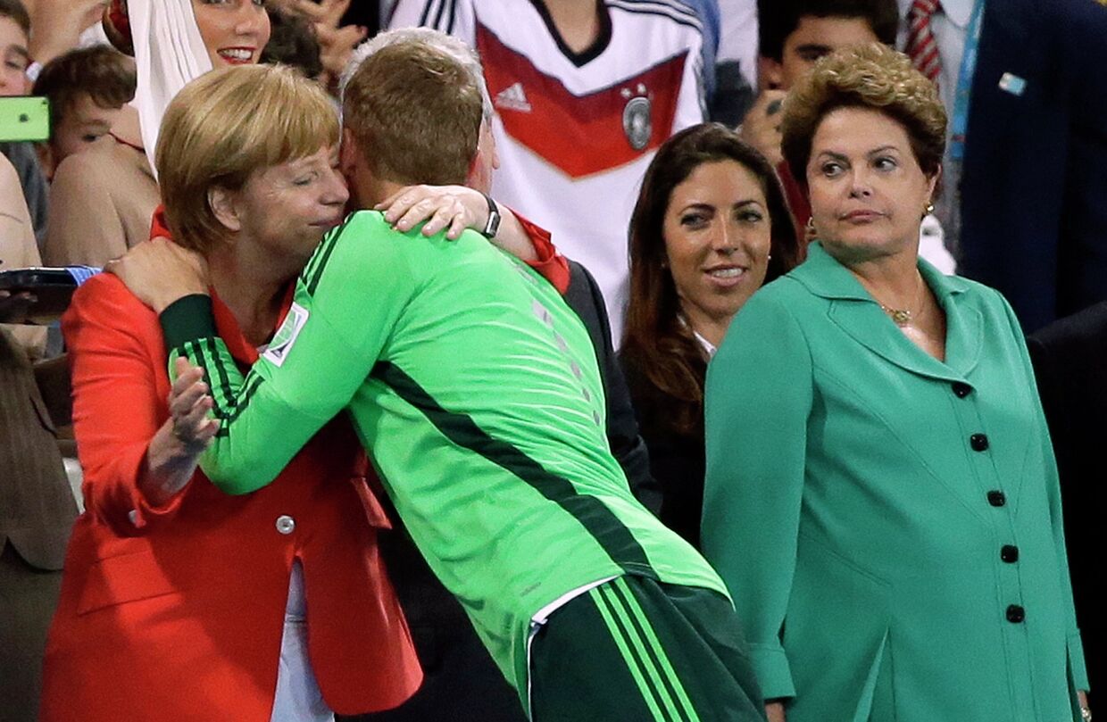 Канцлер Германии Ангела Меркель поздравляет с победой сборной вратаря Мануэля Нойера