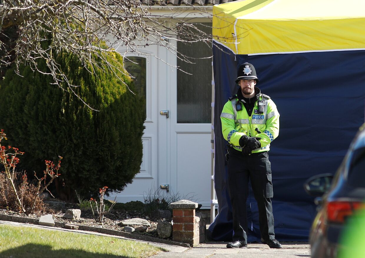 Офицер британской полиции у дома бывшего двойного агента Сергея Скрипаля в Солсбери, Великобритания