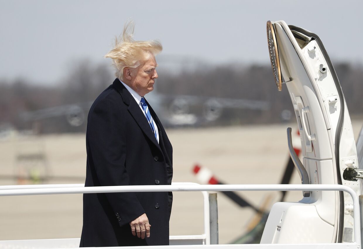Президент Дональд Трамп садится на самолет, покидая авиабазу Эндрюс в Мэриленде