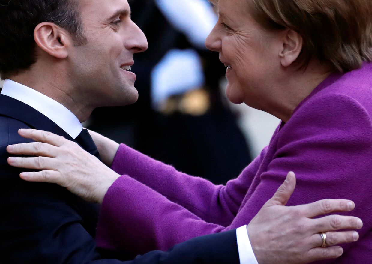 Президент Франции Эммануэль Макрон и федеральный канцлер Германии Ангела Меркель