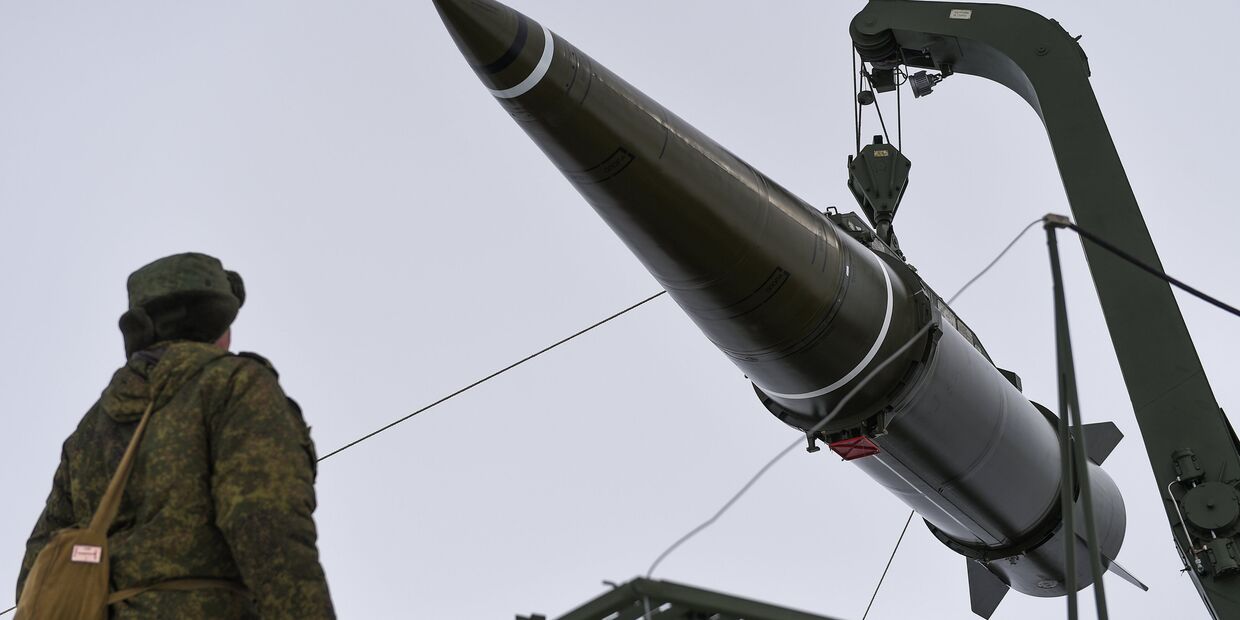 Пуск баллистической ракеты ОТРК Искандер-М на полигоне Капустин Яр
