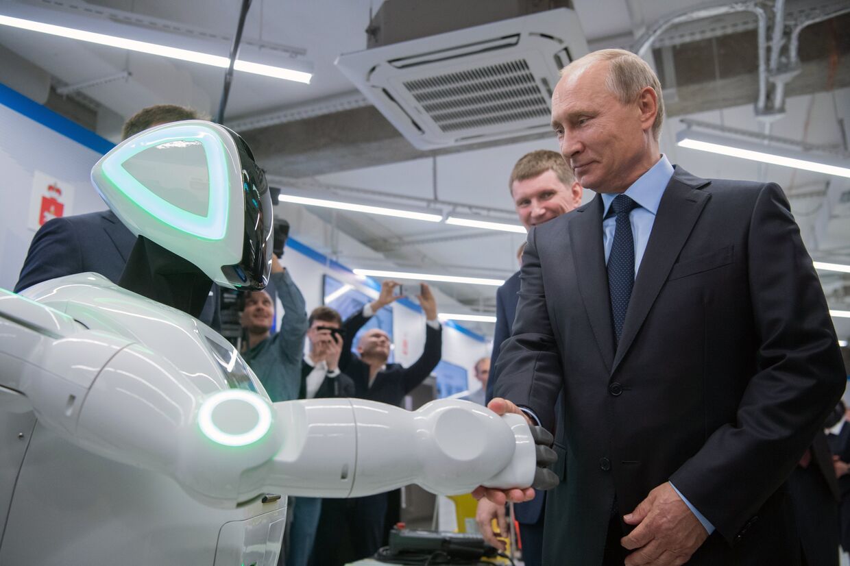 Президент РФ Владимир Путин во время посещения АО «ЭР-Телеком Холдинг» в Перми осматривает экспозиции предприятий малого и среднего бизнеса, работающих в сфере «цифровой экономики»