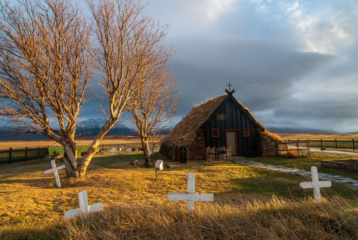 Старинная церковь с травяной крышей в Вармахлиде, Скагафьордюр, Исландия