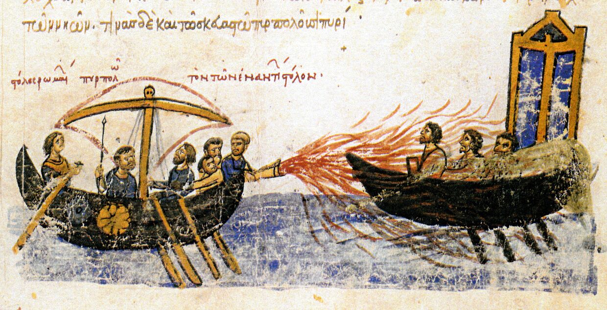 Византийский корабль применяет греческий огонь против вражеского судна