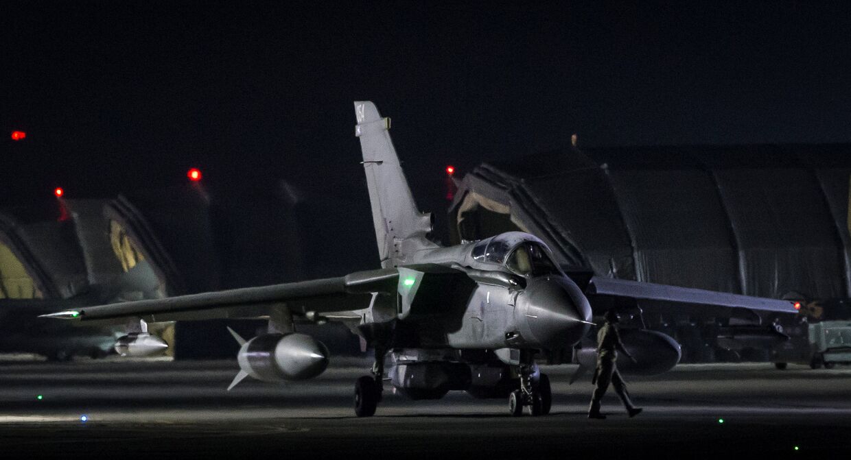 Британский самолет Tornado перед вылетом с британской базы Акротири на Кипре. 14 апреля 2018