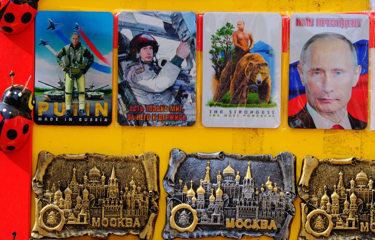 Сувенирные магниты с изображением президента РФ Владимира Путина и достопримечательностей Москвы