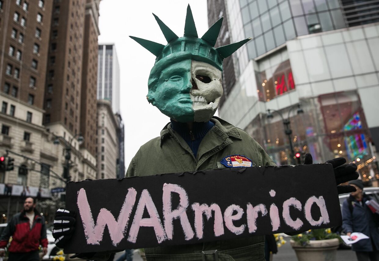 Участник акции протеста против ударов по Сирии в Нью-Йорке